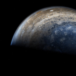 木星の巨大さと美しさが分かるフライバイ・ビデオ