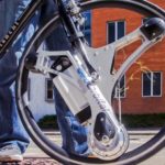 GeoOrbital Wheelの未来的なデザインは自転車を60秒で電動に！