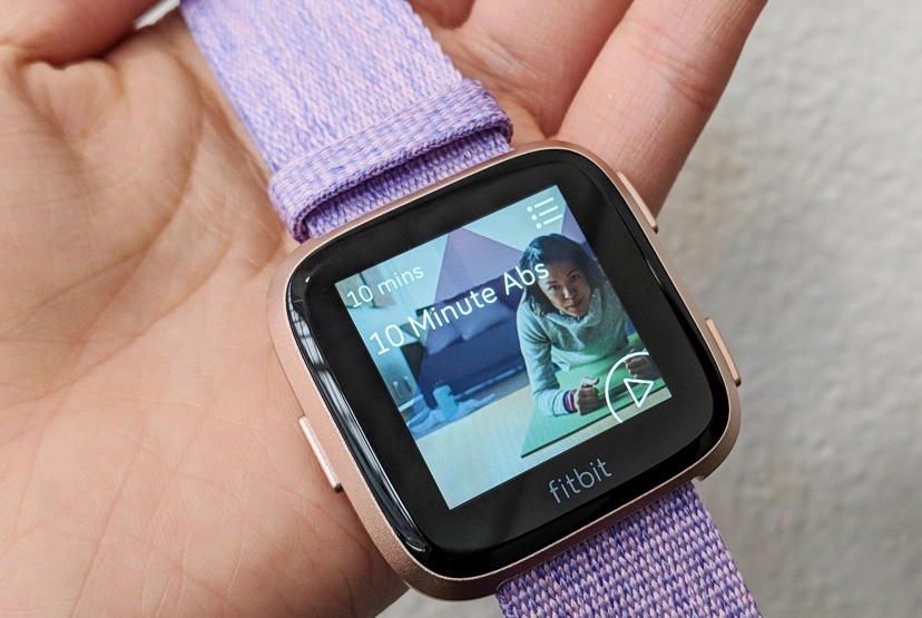 Fitbit Versaは 柔らかいデザインのスマートウォッチに Around Mobile World