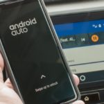 Android Autoでは、接続中に携帯電話を使用できるようにする「スワイプでロックを解除する」ジェスチャーを追加