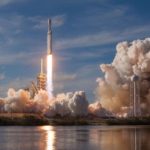 FCC、SpaceXの野心的な衛星インターネット計画を承認
