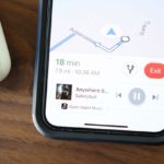 iPhone上のGoogleマップアプリにApple Music、Spotifyを追加する方法
