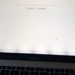 MacBook Proが無料のディスプレイバックライト修理の対象か確認する方法